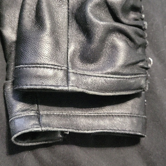 Woman's black leather jacket - Picture 6 of 6